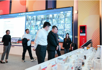 双方就产业互联网前沿趋势、跨境产业协同创新、产融结合战略布局等领域展开了富有建设性的深度研讨与战略对话。